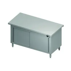 Une table avec une armoire chaleureuse avec une porte coulissante 1000