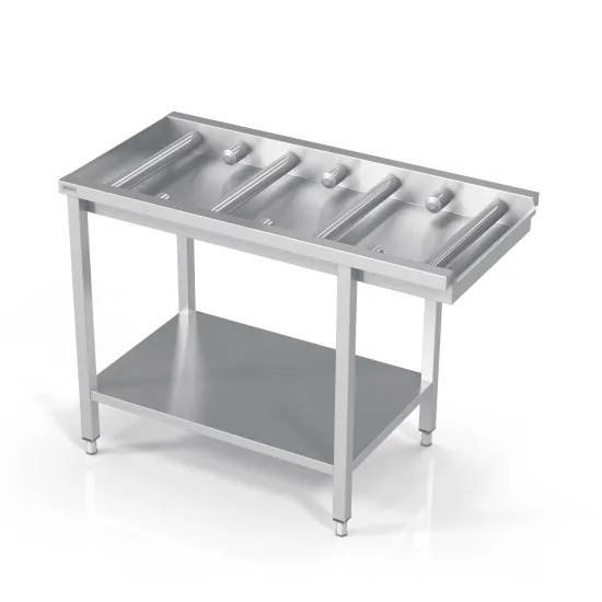 Table avec petite étagère et gros rouleaux